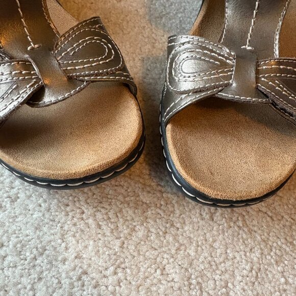 Clarks Women's Sandals Size 9 Bronze Metallic Leather Wedge slide 15260 - Picture 5 of 10